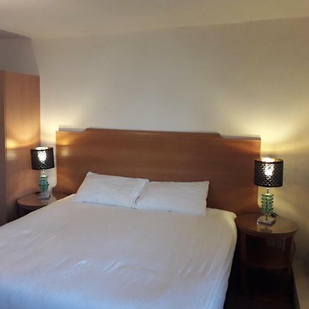 The Red Lion Apartment Newent ภายนอก รูปภาพ